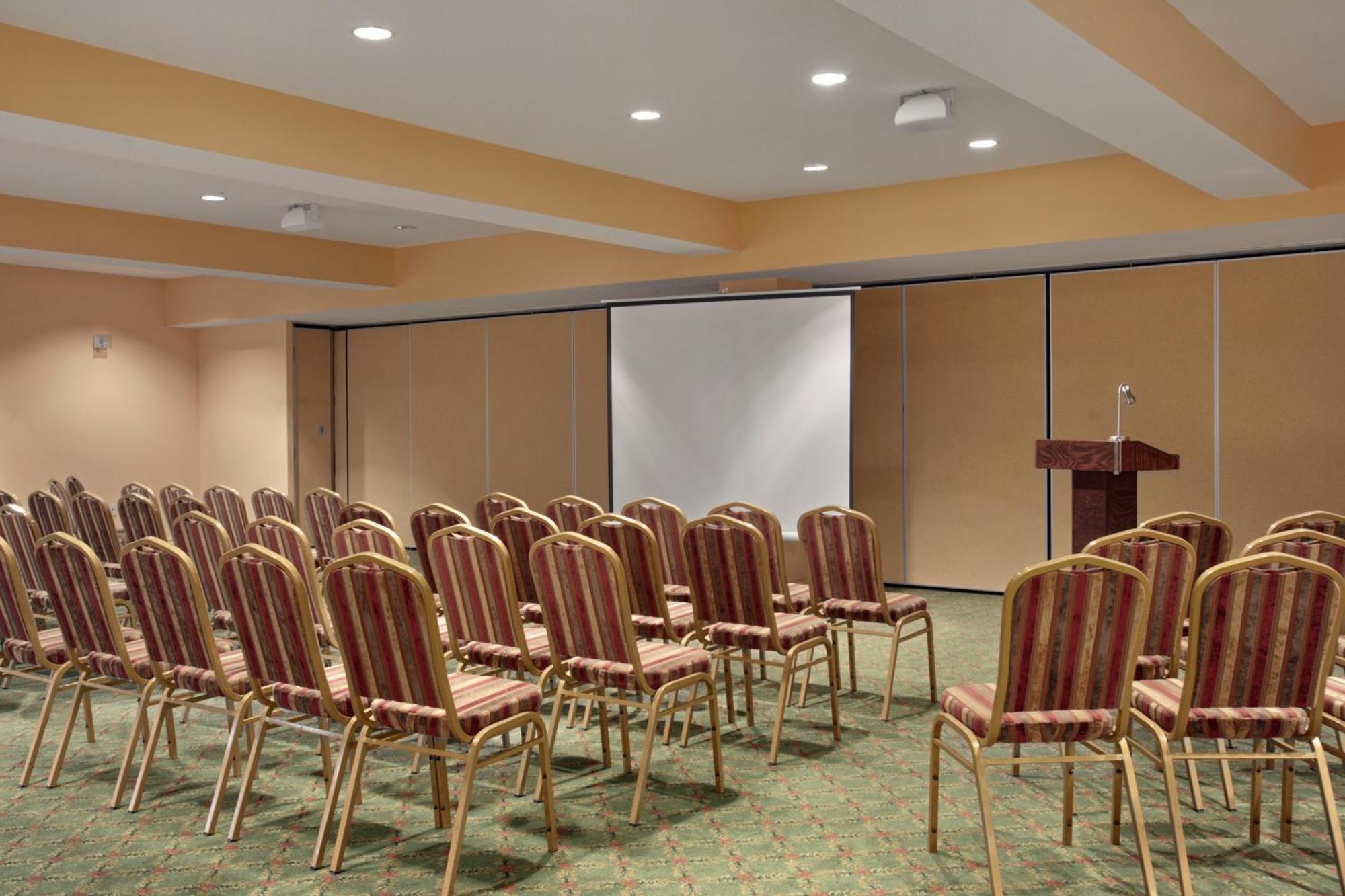 Days Inn By Wyndham Oromocto Conference Centre Esterno foto